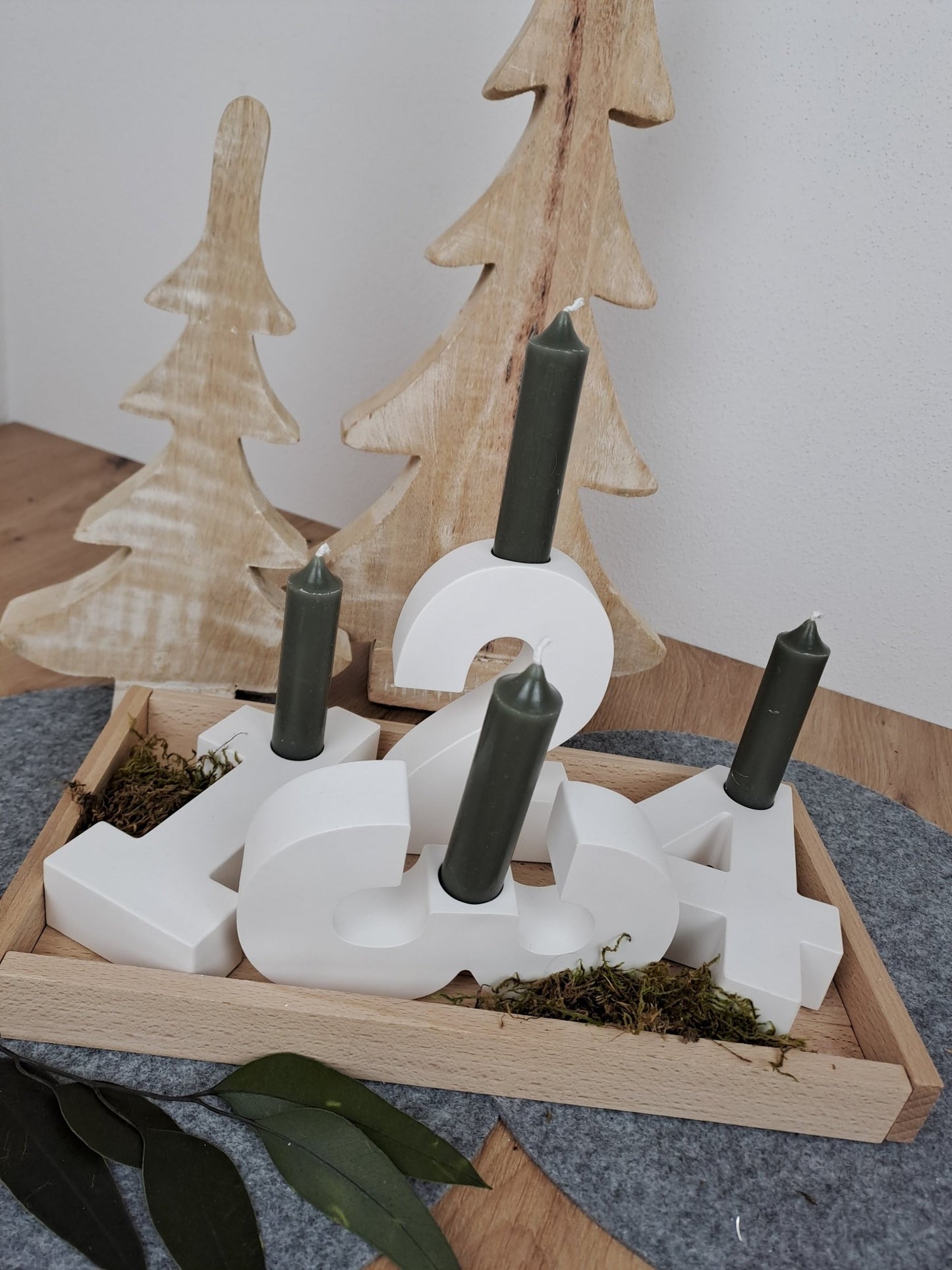 Adventskranz Zahlen auf Holztablett