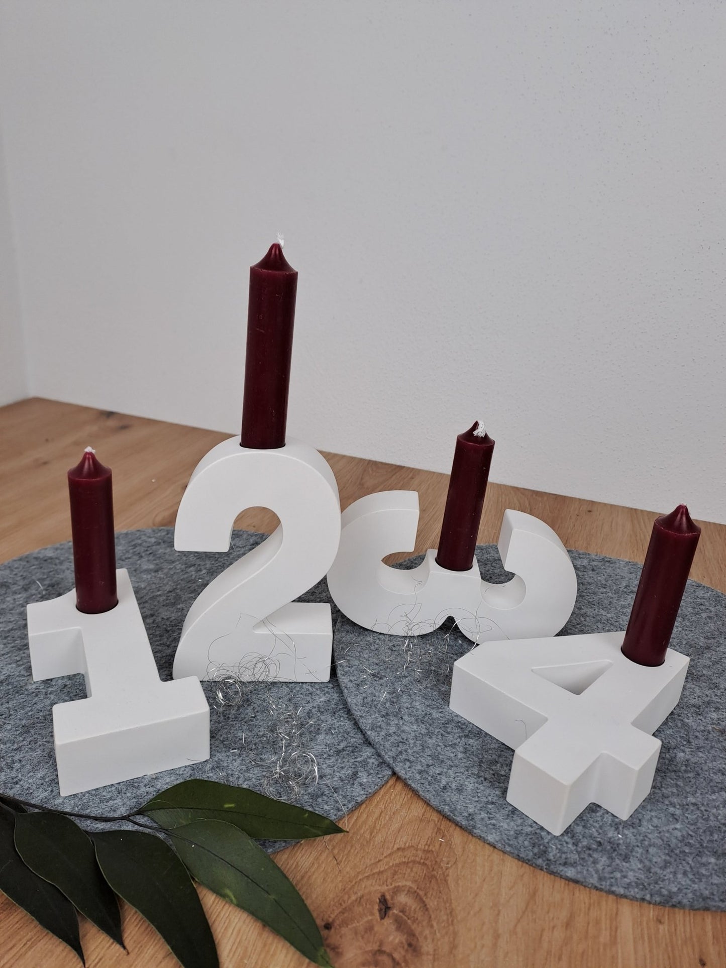 Adventskranz Zahlen auf Holztablett