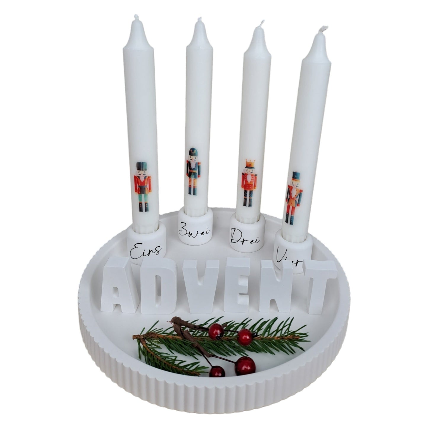 Moderner Adventskranz auf Dekoteller mit Stabkerzen