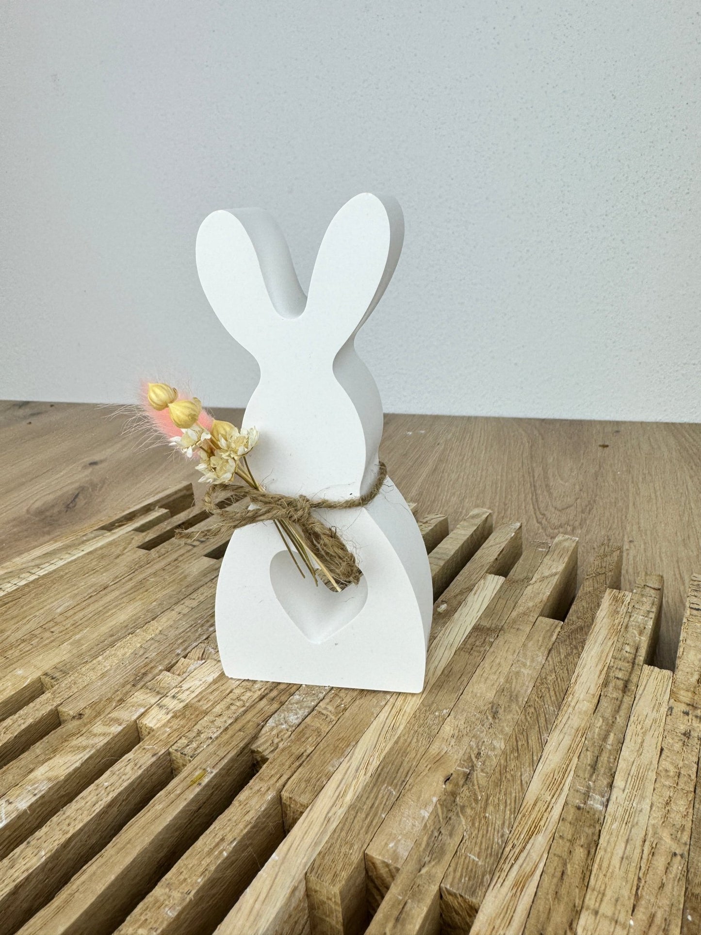 Raysin Hase mit Trockenblumen