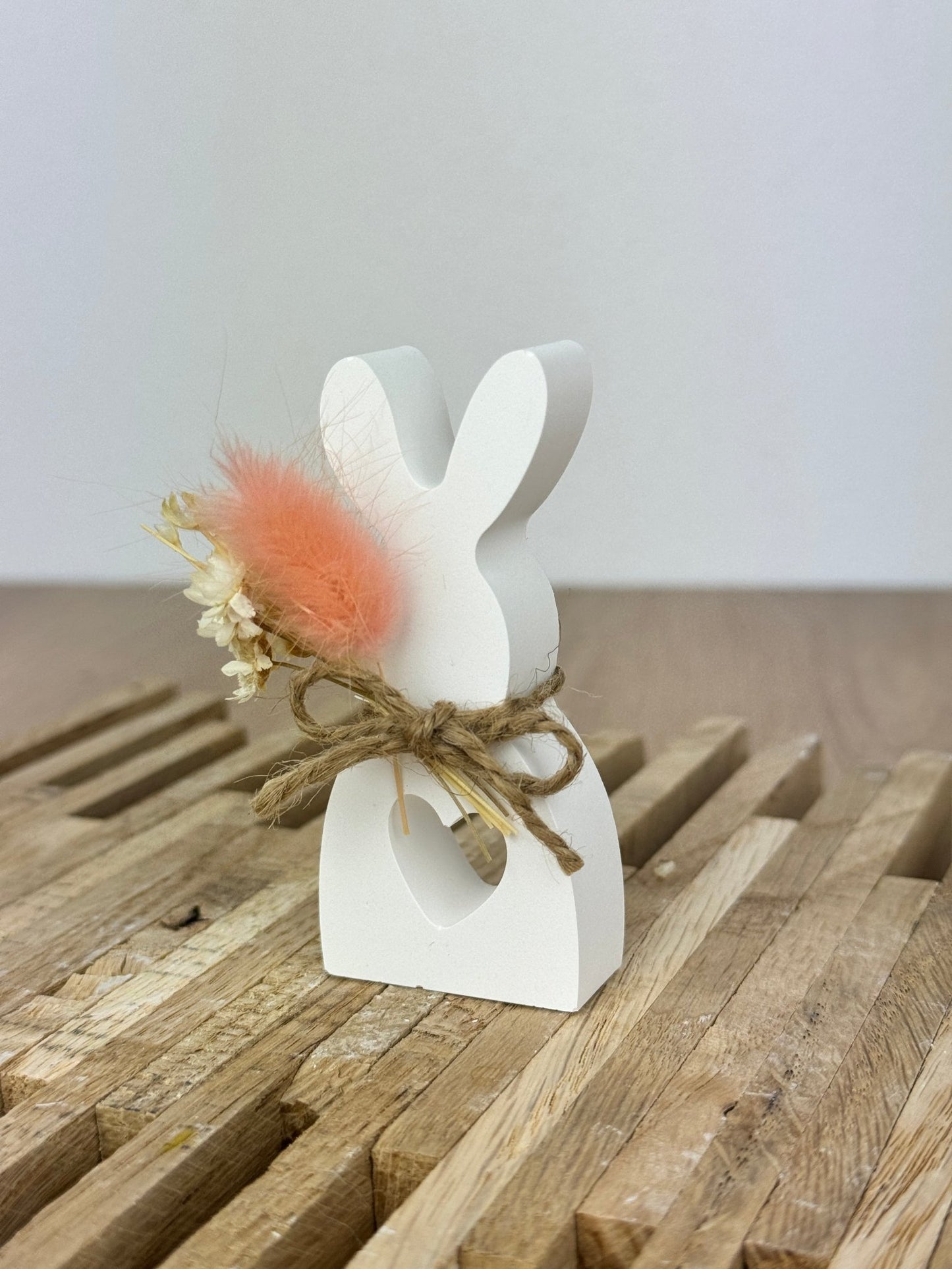 Raysin Hase mit Trockenblumen