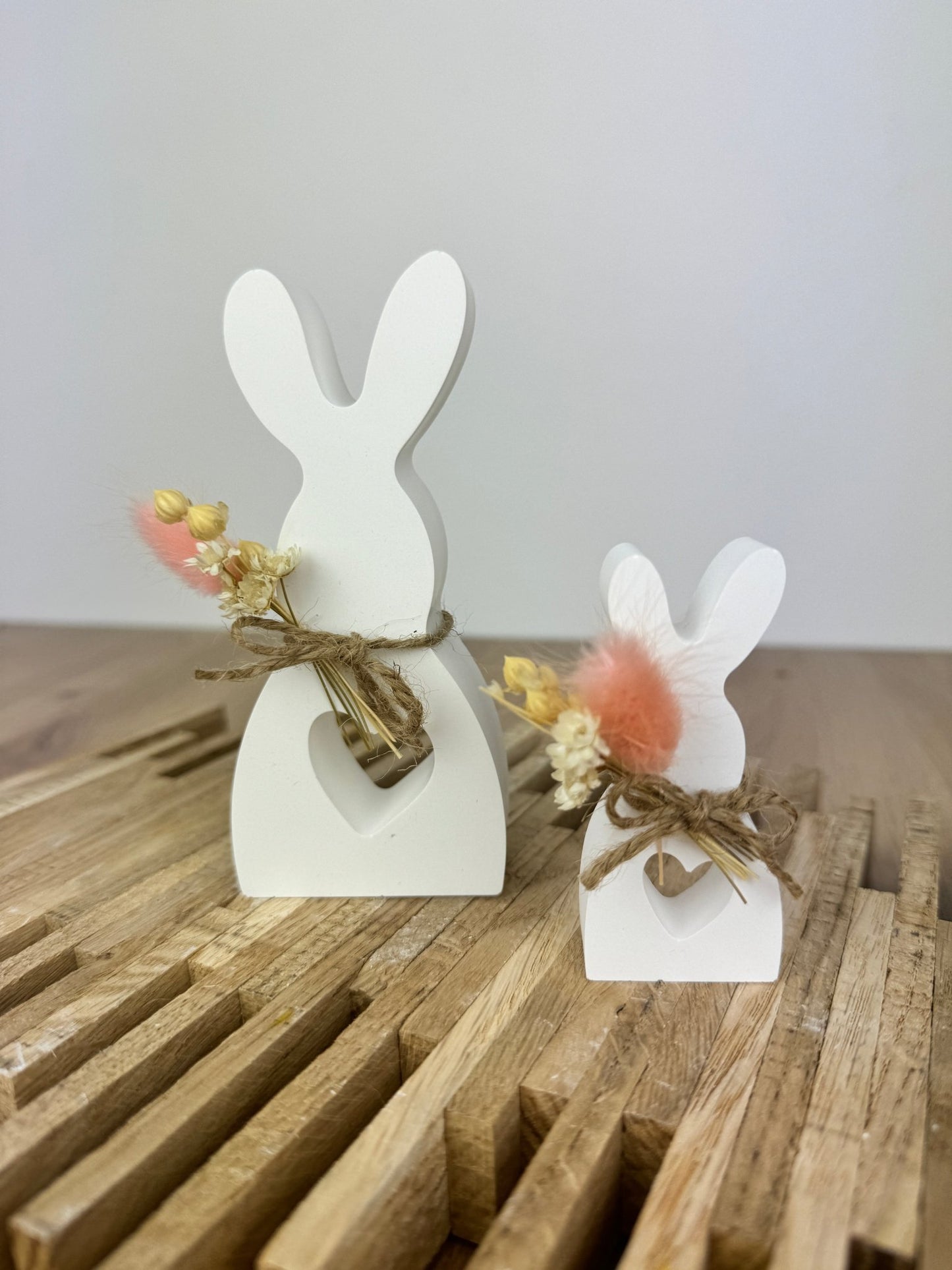 Raysin Hase mit Trockenblumen