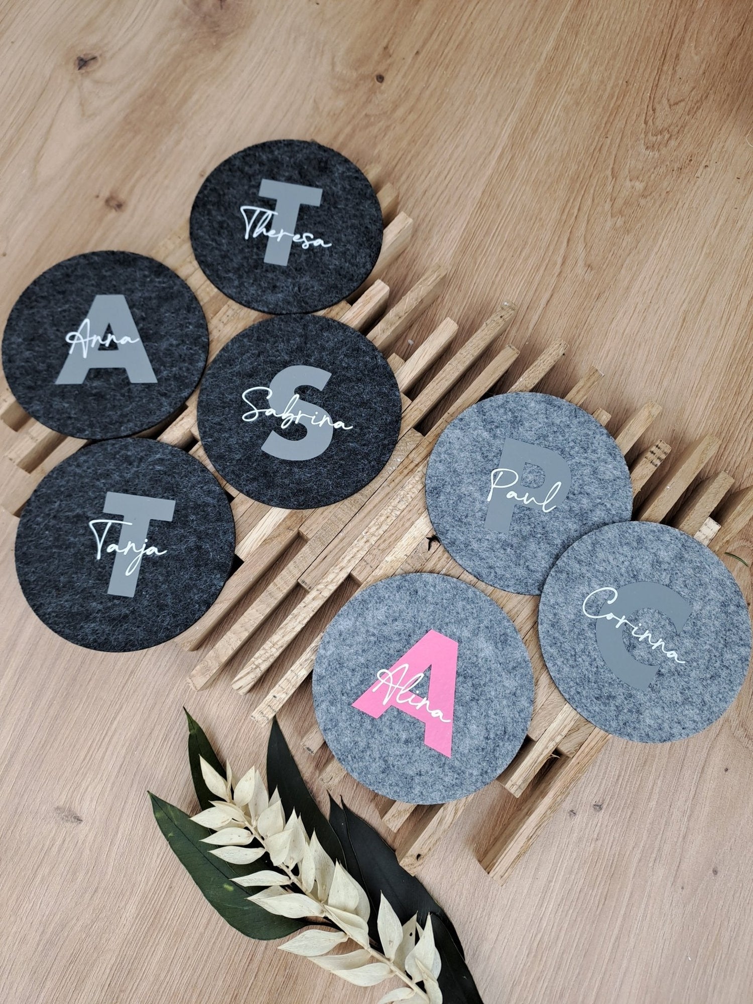 Personalisierte Untersetzer aus Filz mit Namen oder Logo - Katinkas Kreativwerkstatt