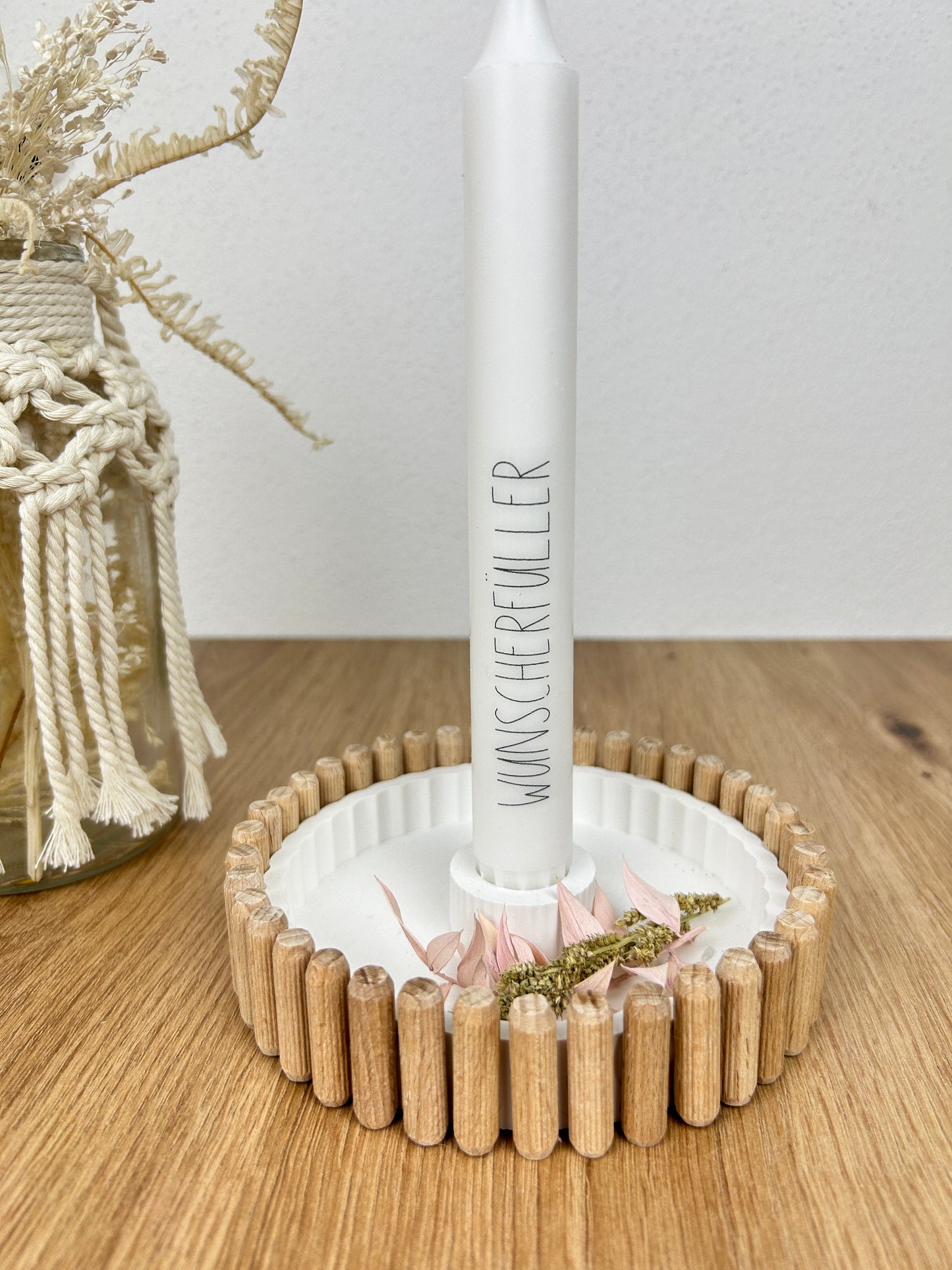Candle plate with wooden rim and candle