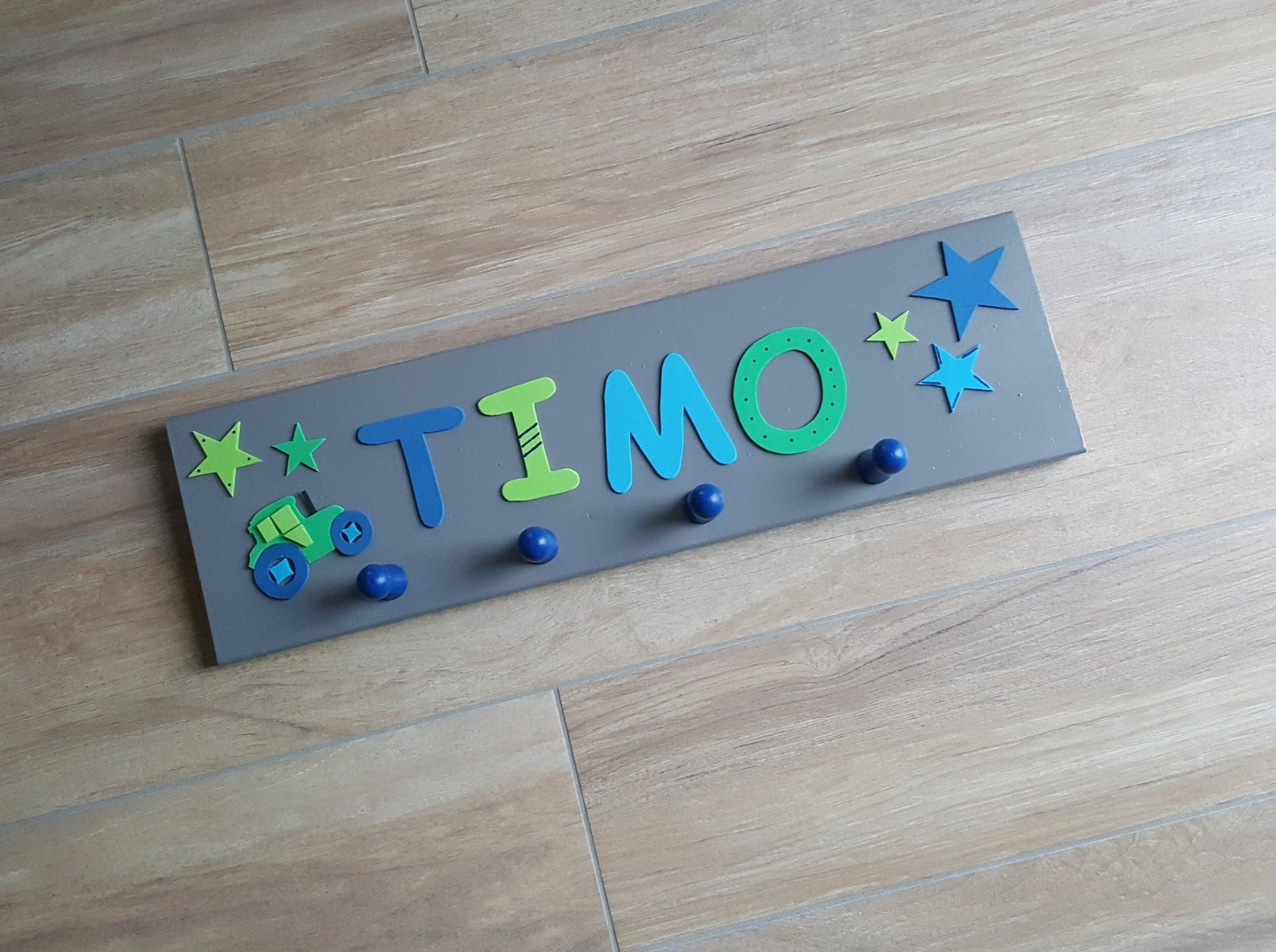 Kindergarderobe personalisiert mit Wunschnamen - Motiv "Timo" - Katinkas Kreativwerkstatt