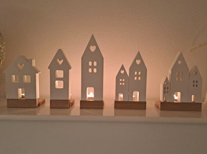 Lichthaus auf Holzsockel mit Kerze