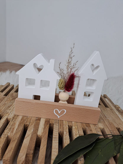 Lichthäuser auf Holzleiste mit Trockenblumen - Heimatliebe - Herz