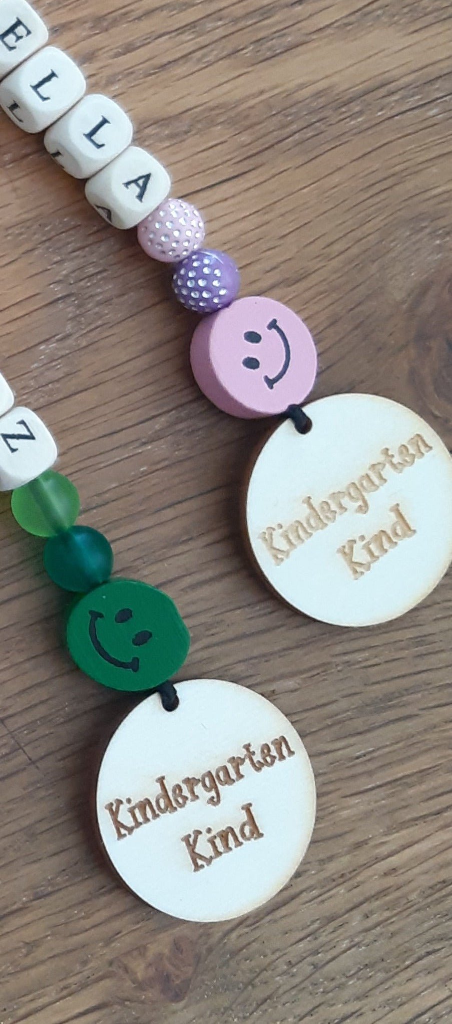 Taschenanhänger Kindergartenkind mit Wunschnamen und Smiley - Katinkas Kreativwerkstatt
